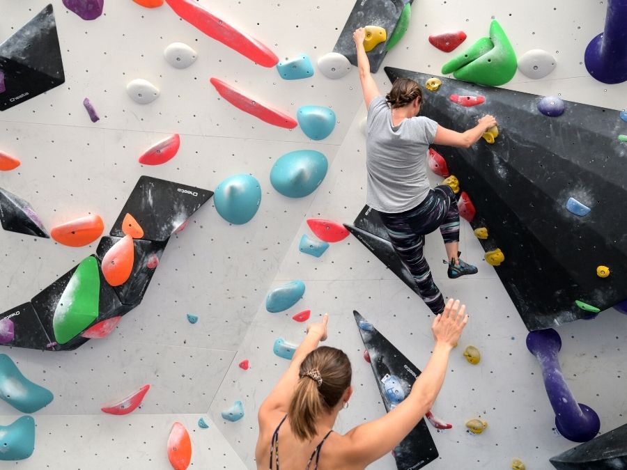 Lassen Sie Ihre Kollegen das Bouldern entdecken